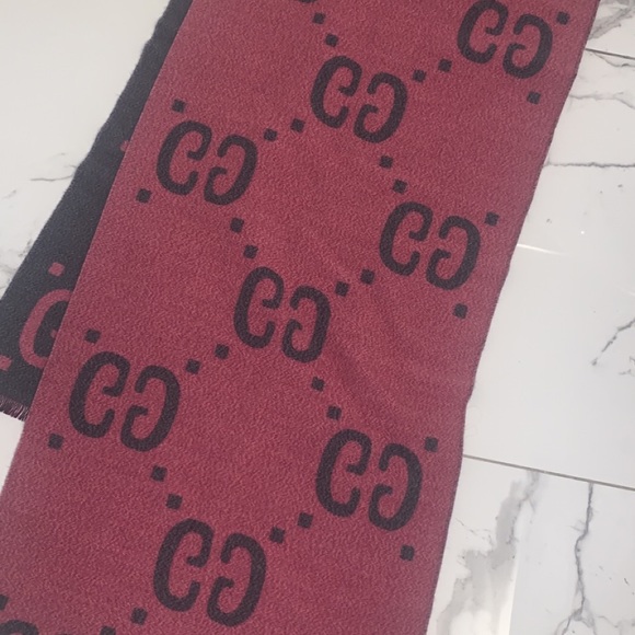 Gucci scarf! - Picture 2 of 2